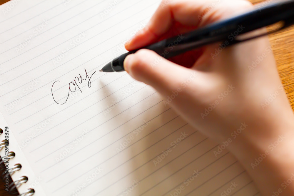 ノートとペンでキャッチコピーのアイデアを出すコピーライター Stock Photo Adobe Stock