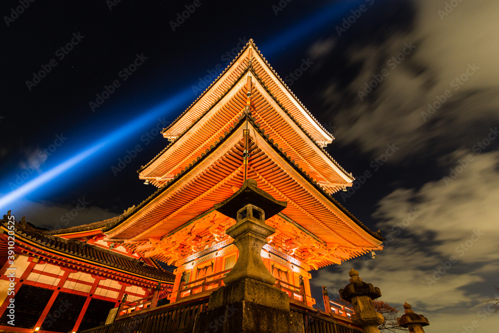 日本 京都、ライトアップされた清水寺の三重塔 日本 京都、ライトアップされた清水寺の三重塔
