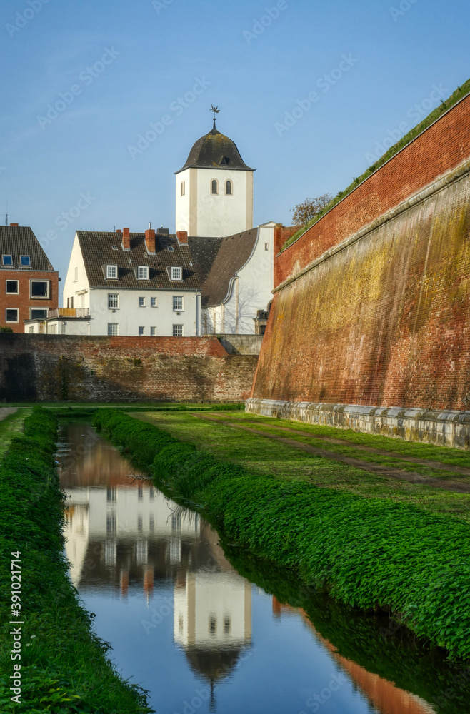 Naklejka premium Kirche und historische Festungsmauer in Jülich