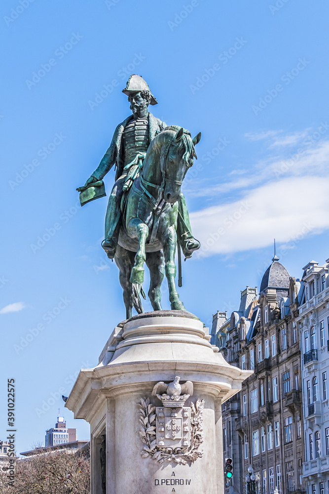 Obraz premium Bronze Equestrian Statue of king Dom Pedro IV (1866) at Praca da Liberdade (Freedom Square) in Avenida dos Aliados (Avenue of the Allies) in Porto downtown. Portugal.