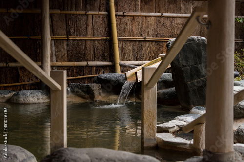 日本の旅館の露天温泉風呂の風景