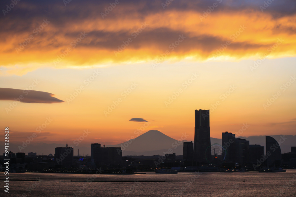 横浜ベイブリッジスカイウォークからみなとみらいと富士山の夕焼け