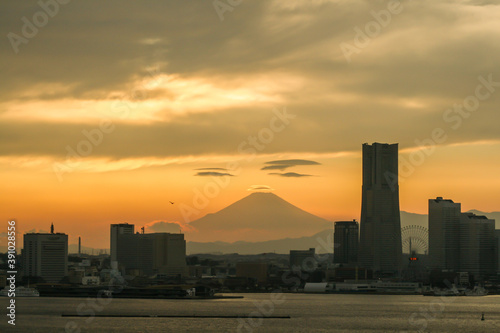 横浜ベイブリッジスカイウォークからみなとみらいと富士山の夕焼け
