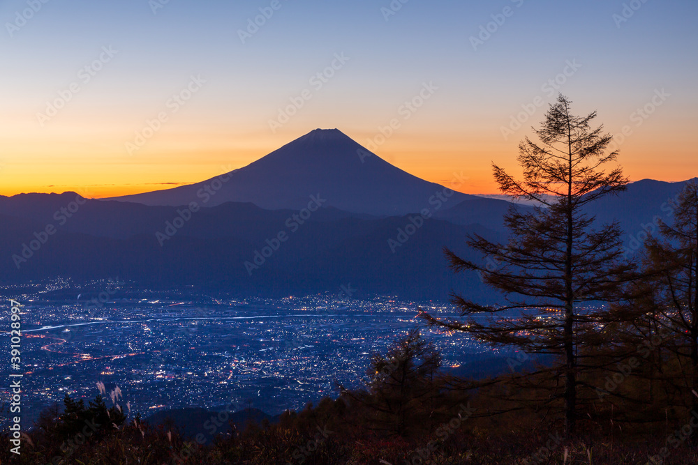 Fototapeta premium 紅葉の甘利山から夜明けの富士山