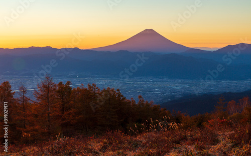 紅葉の甘利山から夜明けの富士山