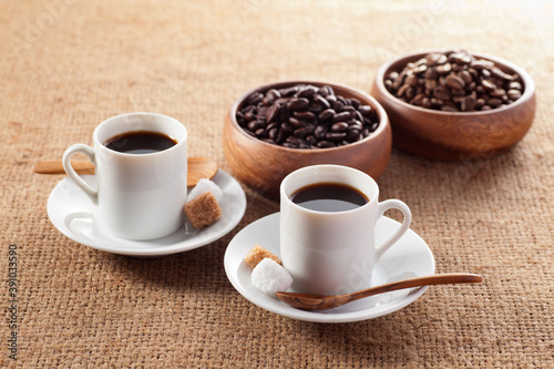 コーヒーと２種のコーヒー豆 © kash*