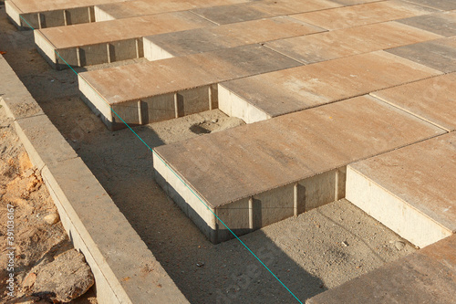 Arrangement of the junction of large paving slabs to the curb.