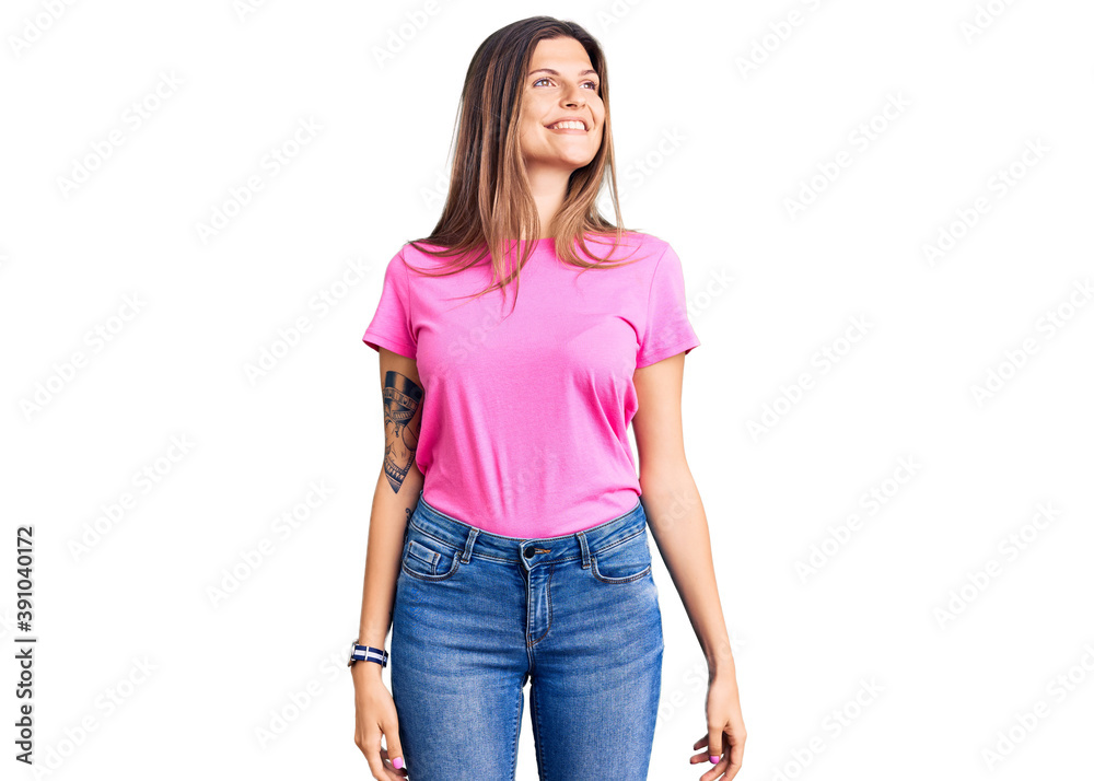 Obraz premium Beautiful caucasian woman wearing casual clothes looking away to side with smile on face, natural expression. laughing confident.