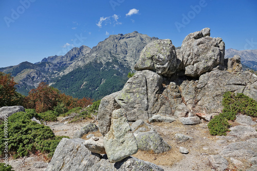 Le rocher de la Madone au milieu des genévriers dans les montagnes corses  © Patricia