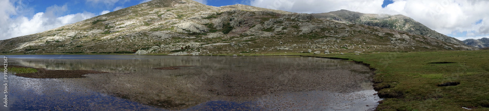 Vue sur les pozzines et le lac de la Bocca a Stazzona avec en arrière plan les massifs du Rotondo et du Cintu Vue sur les pozzines et le lac de la Bocca a Stazzona avec en arrière plan les massifs du Rotondo et du Cintu