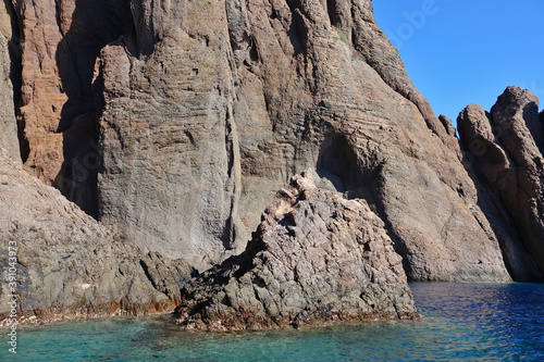 Vue du bateau de La réserve naturelle de Scandola en Corse