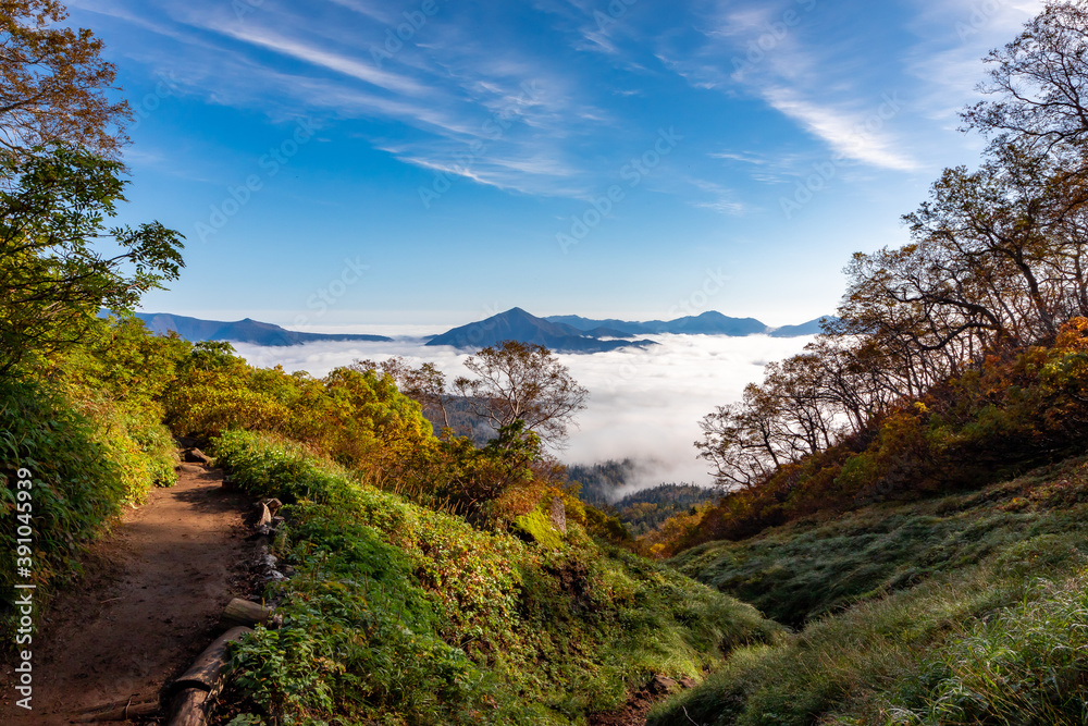 秋の北海道・大雪山系の赤岳で見た、迫りくる雲海と快晴の青空