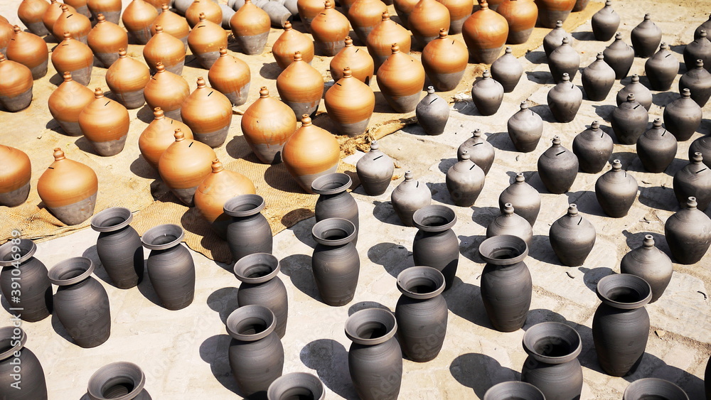 Obraz premium bhaktapur vase square, on the sun to dry