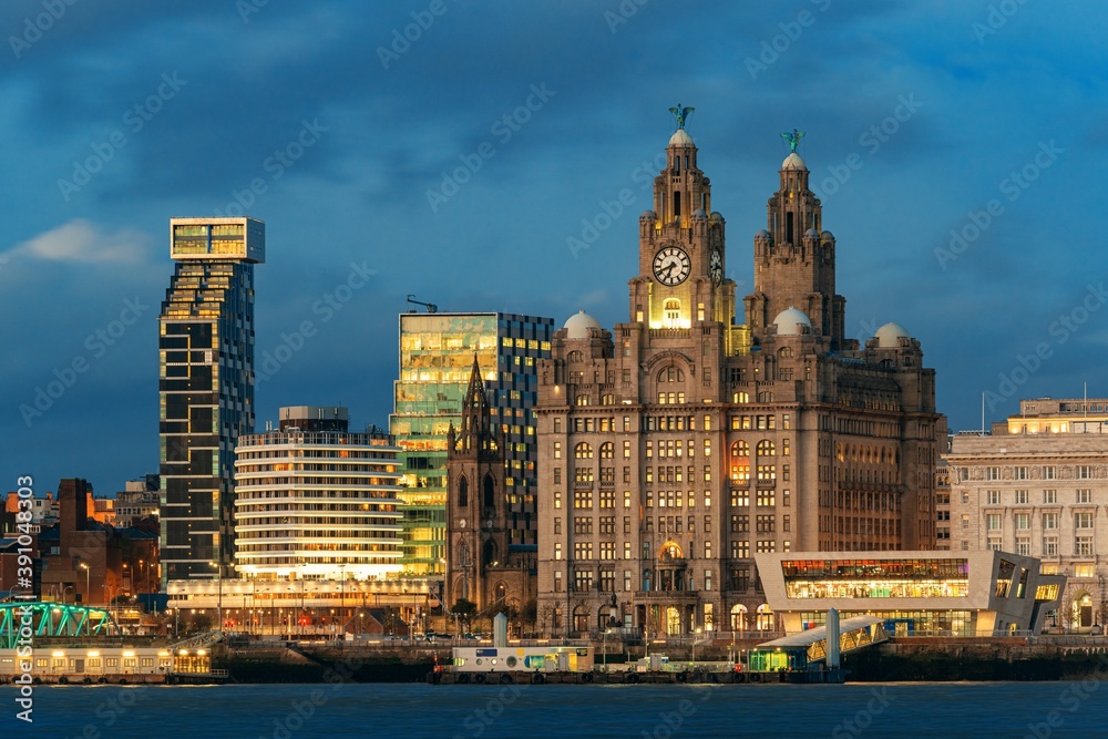 Obraz premium Liverpool Royal Liver Building at night