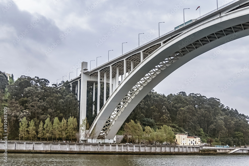 Obraz premium Arrabida Bridge - arch bridge of reinforced concrete over the Douro River, between Porto and Vila Nova de Gaia. Porto, Portugal.