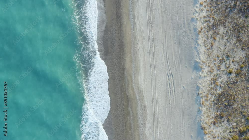 Mare con spiaggia sabbiosa vista verticale