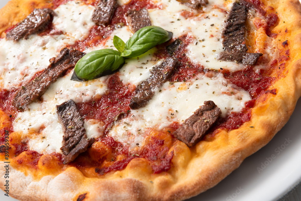 Deliziosa pizza con straccetti di carne di manzo Deliziosa pizza con straccetti di carne di manzo