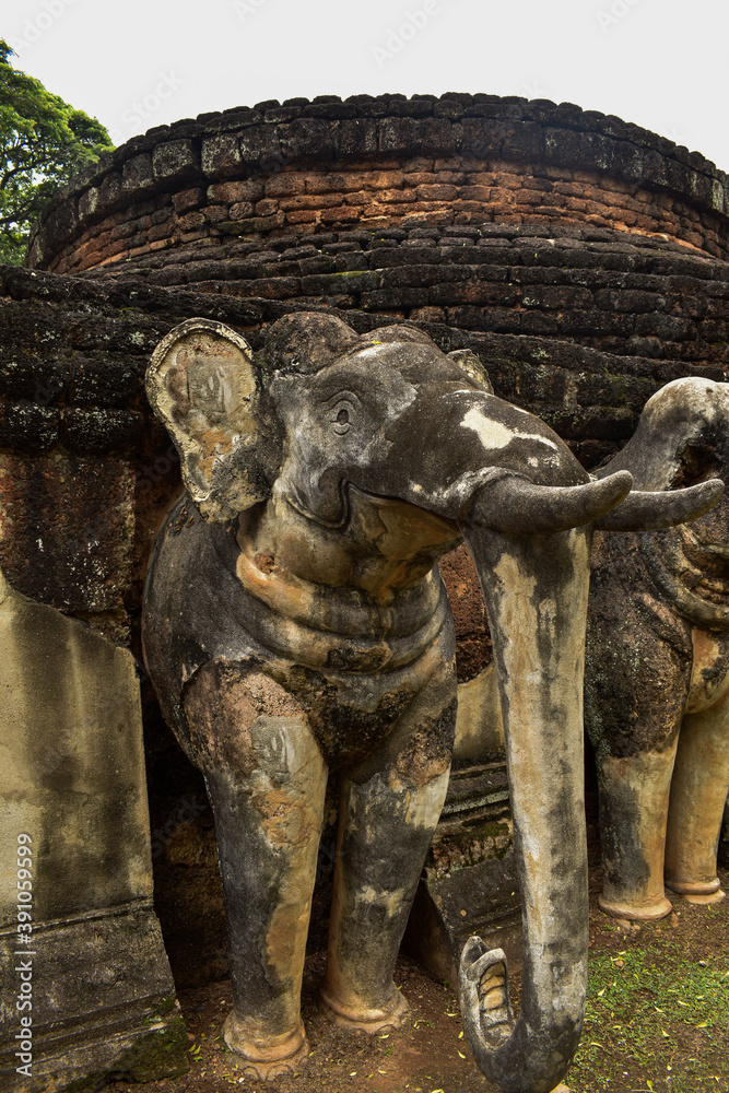 Fototapeta premium Old pagodas and laterite statues Kamphaeng Phet Historical Park