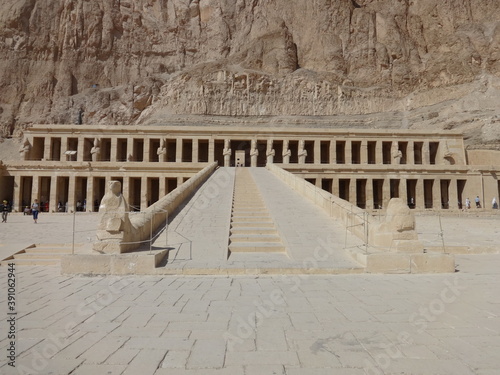 El templo de Hatshepsut fue construido como su templo funerario y como un santuario del dios Amón. Se encuentra cerca del valle de los reyes en Egipto.