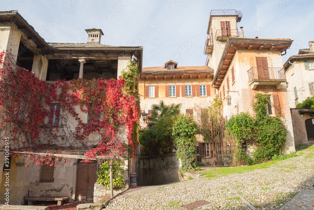 Old estate located in northern Italy, on lake Orta and in particular in the village of Orta San Giulio