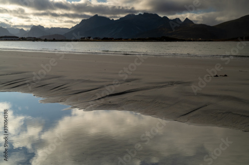 Plaża Rambergstranda na wyspie Flakstadøya należącej do archipelagu Lofoty w Norwegii photo