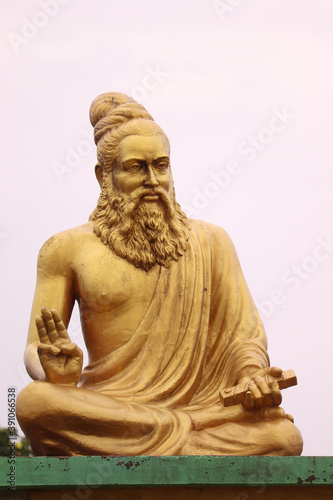 statue of thiruvalluvar