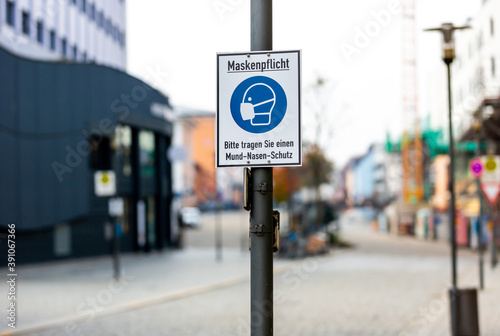 Info sign in a german city with german text. Maskenpflicht, Bitte tragen Sie einen Mund-Nasen-Schutz. Mask compulsory, please wear mouth and nose protection.