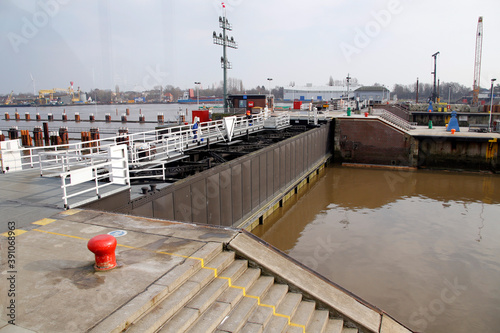 Schleuse Brunsbüttel am Nord-Ostsee-Kanal. Brunsbüttel, Schleswig-Holstein, Deutschland, Europa
Brunsbuettel lock on the Kiel Canal. Brunsbuettel, Schleswig-Holstein, Germany, Europe