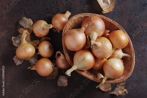 Unpeeled raw onions