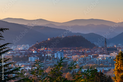 Blick auf den Grazer Schlossberg im Sonnenuntergang, Graz, Landeshauptstadt der Steiermark in Österreich, Europa