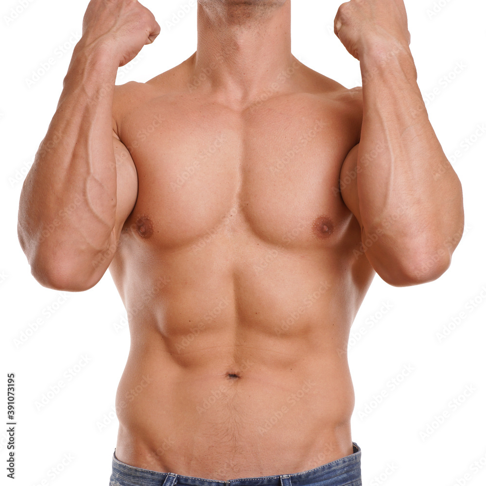 Mann spannt seine Muskeln an