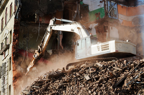 Cuadro en lienzo excavator demolishing a brick building