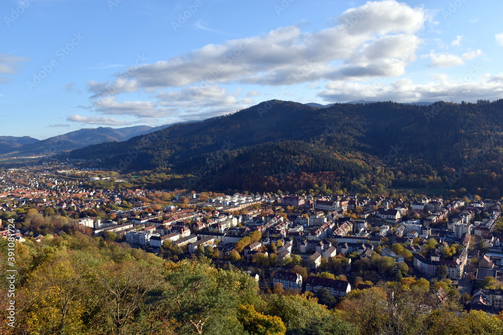 Fototapeta premium Aussicht auf Freiburg und das Dreisamtal im Herbst