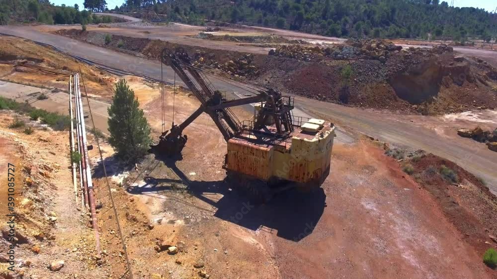 Excavadora antigua, oxidada por el paso de los años Excavadora antigua, oxidada por el paso de los años
