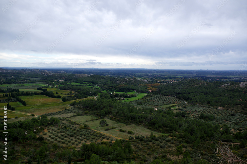vue depuis le village des baux-de-provence vue depuis le village des baux-de-provence