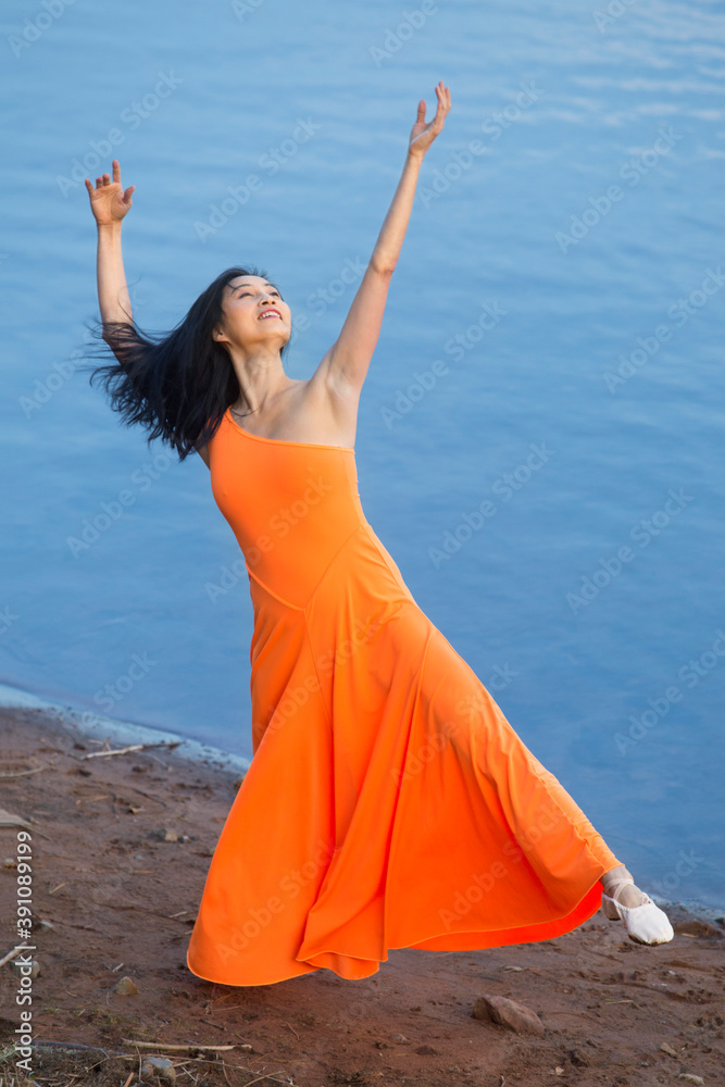 Φωτογραφία Adult woman dancing on the shore of a reservoir, Connecticut.