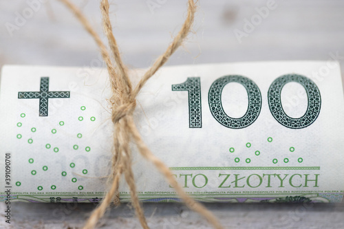 Polski banknot 100 złotych ze wstążką 