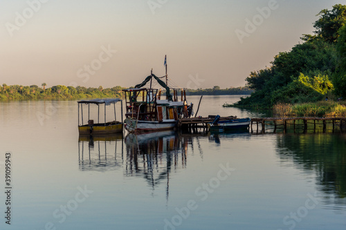 Barcas en un embarque del rio Gámbia, cerca de la ciudad de Janjanbureh, en el centro de Gámbia photo