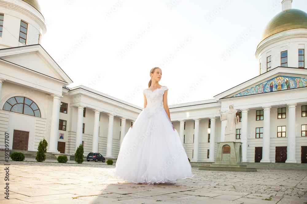 Obraz premium Portrait of a young woman in a white ball gown