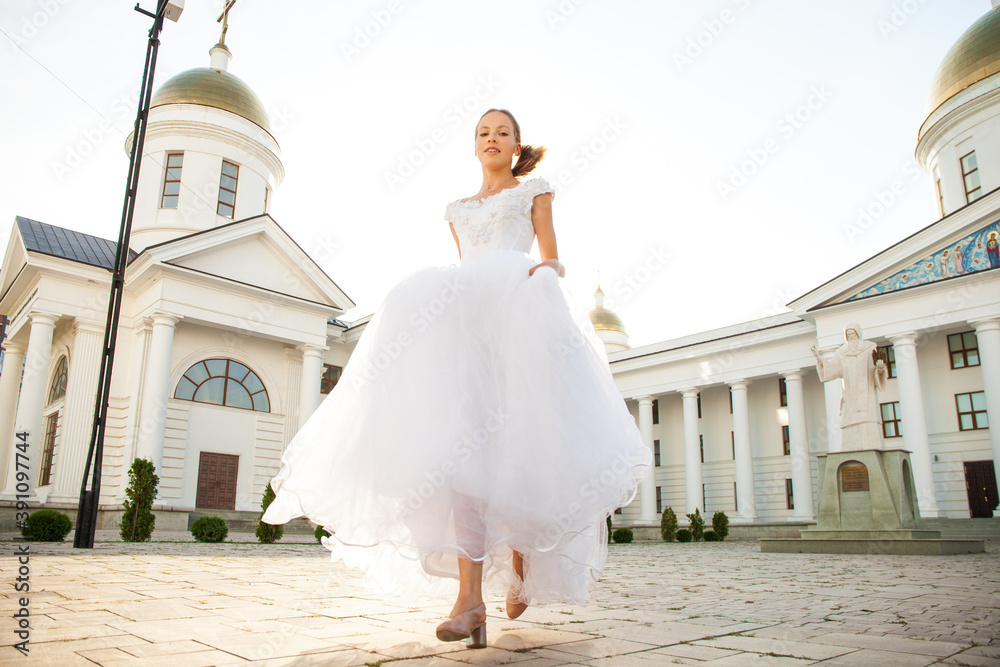 Obraz premium Portrait of a young woman in a white ball gown