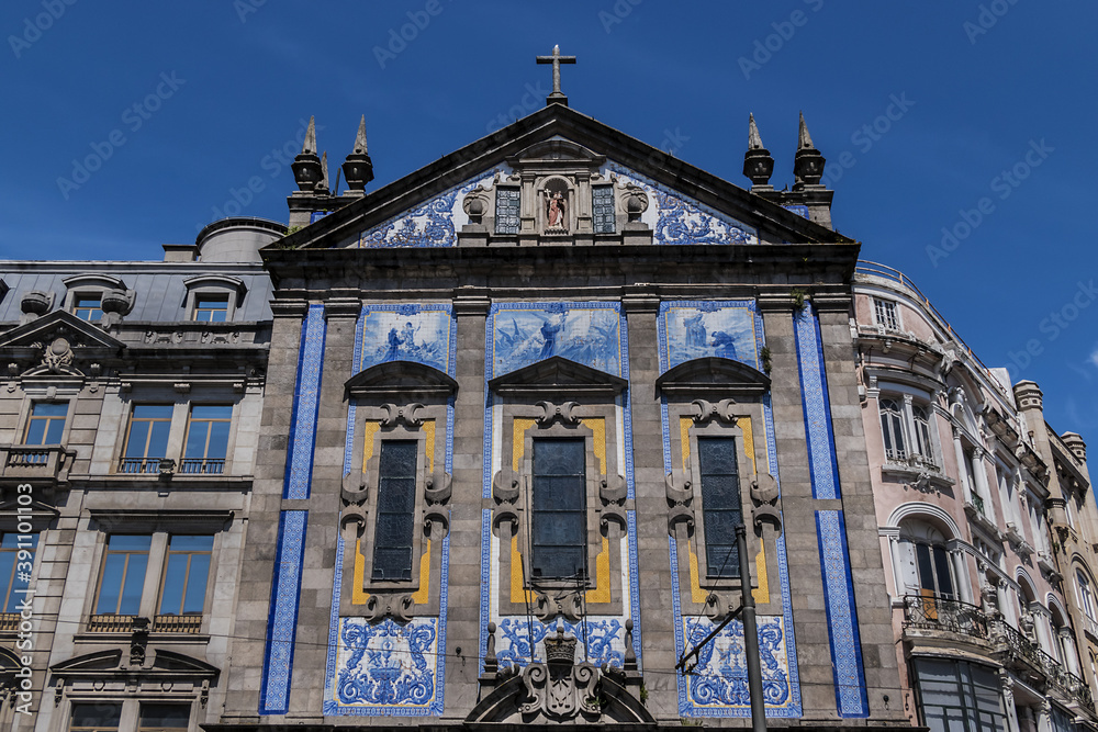 Fototapeta premium Baroque style XVII century Saint Anthony's Church Congregados (Igreja de Santo Antonio dos Congregados) in Porto, Portugal.