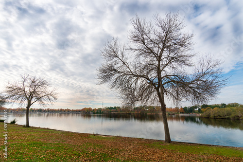 Paisaje de otoño en un parque con lago en Leganes (Madrid)