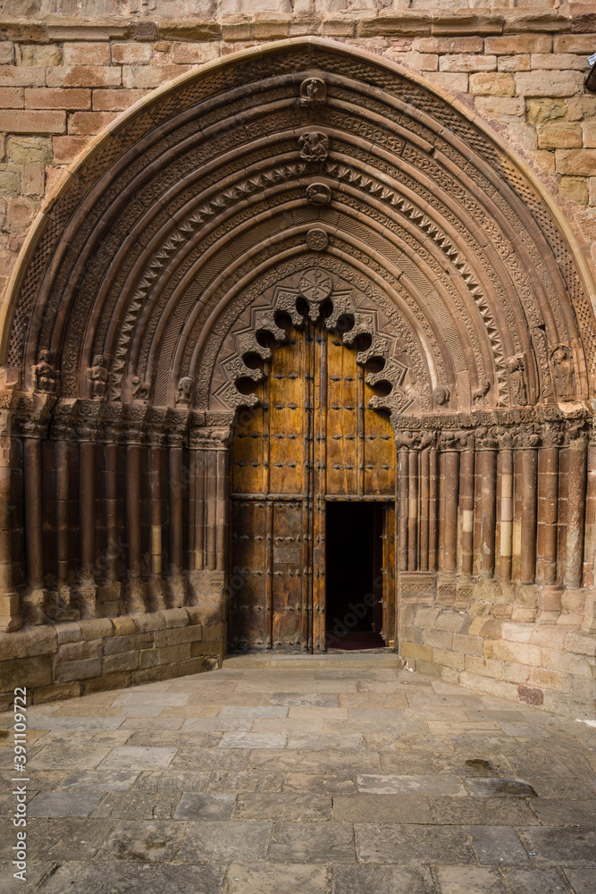 portada ojival y arquería polilobulada, iglesia de San Román, edificada hacia 1200, Cirauqui, comunidad foral de Navarra, Spain