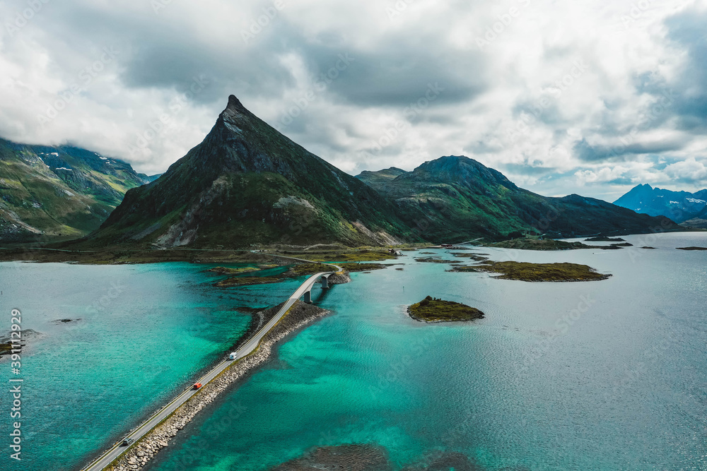 Naklejka premium Road with bridges, islands, turquoise ocean and mountain peaks in Lofoten, Norway
