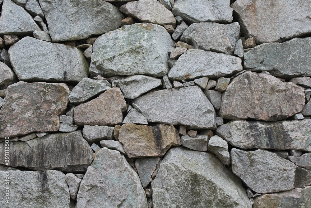 Unregelmäßige Natursteinmauer