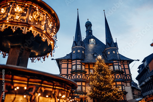 Weihnachtsmarkt Wernigerode mit Rathaus und Brunnen photo