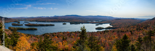 Tableau sur toile Panoramic view of blue mountain lake in the Adirondack