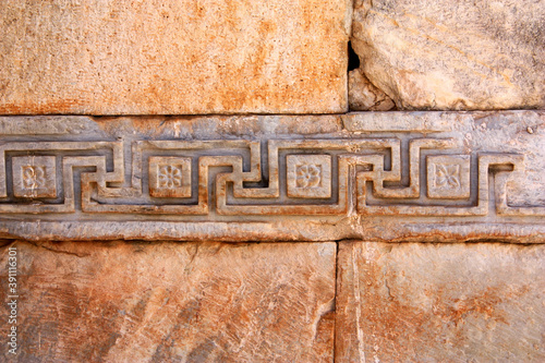 Foto Detail of an architectural decoration with meander ornament