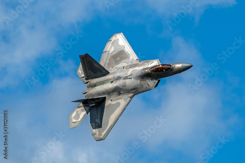 Fotografiet Sanford, Florida â€“ October 31, 2020:  F-22 Raptor performance by the F-22 Demo Team at the Lockheed Martin Space and Air Show in Sanford, Florida, on October 31, 2020