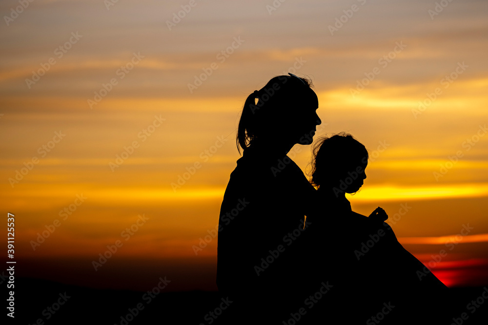 Mãe e filha no por do sol